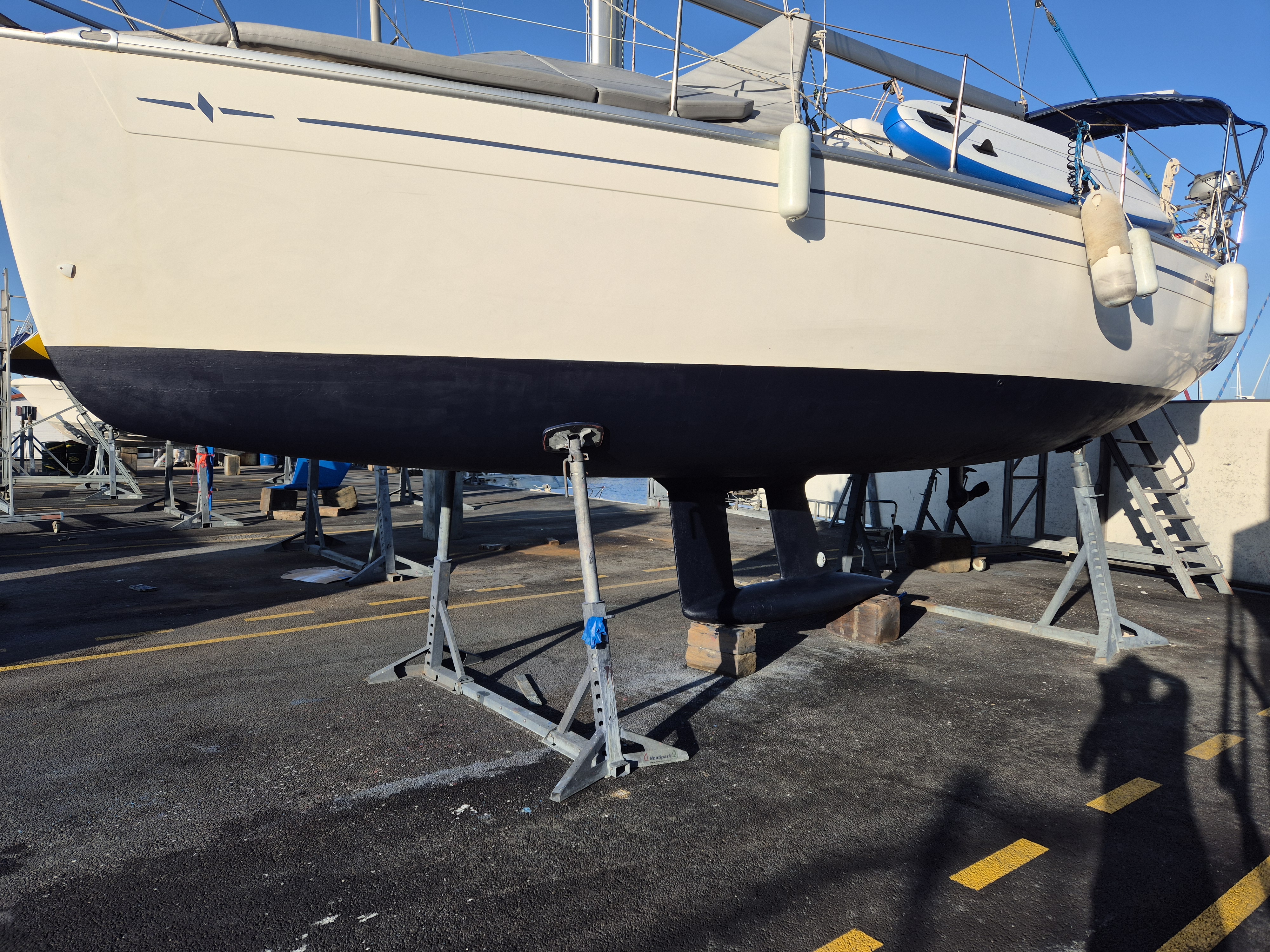 Carénage annuel et quille courte Bavaria 30 au port de Cannes